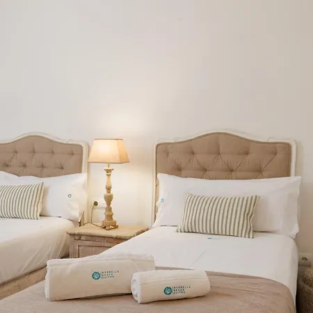 Marbella Banus Suites - Banus - Terrazas De Banus Urb- Premium 2Br - 2Ba - Redecorated - Brand-New Furniture - Outdoor Terrace - Heart Of Puerto Banus - Steps From Marina, Beach & El Corte Ing Luxury Shopping - Pools & Garden Solarium - Ideal For Fam Διαμέρισμα