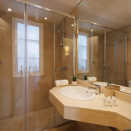 Marbella Banus Suites - Banus - Terrazas De Banus Urb- Premium 2Br - 2Ba - Redecorated - Brand-New Furniture - Outdoor Terrace - Heart Of Puerto Banus - Steps From Marina, Beach & El Corte Ing Luxury Shopping - Pools & Garden Solarium - Ideal For Fam Μαρμπέλλα