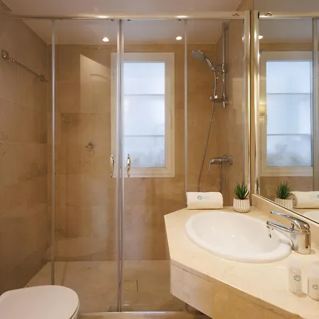 Marbella Banus Suites - Banus - Terrazas De Banus Urb- Premium 2Br - 2Ba - Redecorated - Brand-New Furniture - Outdoor Terrace - Heart Of Puerto Banus - Steps From Marina, Beach & El Corte Ing Luxury Shopping - Pools & Garden Solarium - Ideal For Fam * ماربيا