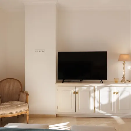 شقة Marbella Banus Suites - Banus - Terrazas De Banus Urb- Premium 2Br - 2Ba - Redecorated - Brand-New Furniture - Outdoor Terrace - Heart Of Puerto Banus - Steps From Marina, Beach & El Corte Ing Luxury Shopping - Pools & Garden Solarium - Ideal For Fam *