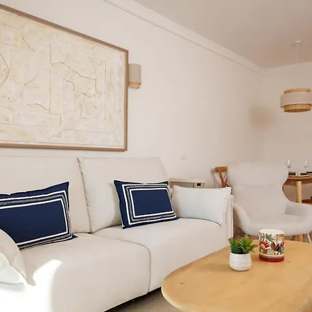 Marbella Banus Suites - Banus - Terrazas De Banus Urb- Premium 2Br - 2Ba - Redecorated - Brand-New Furniture - Outdoor Terrace - Heart Of Puerto Banus - Steps From Marina, Beach & El Corte Ing Luxury Shopping - Pools & Garden Solarium - Ideal For Fam
